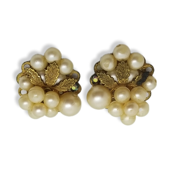 VINTAGE FAUX PEARL & GOLDTONE FILIGREE CLUSTER DESIGN CLIP ON EARRINGS - Picture 3 of 7